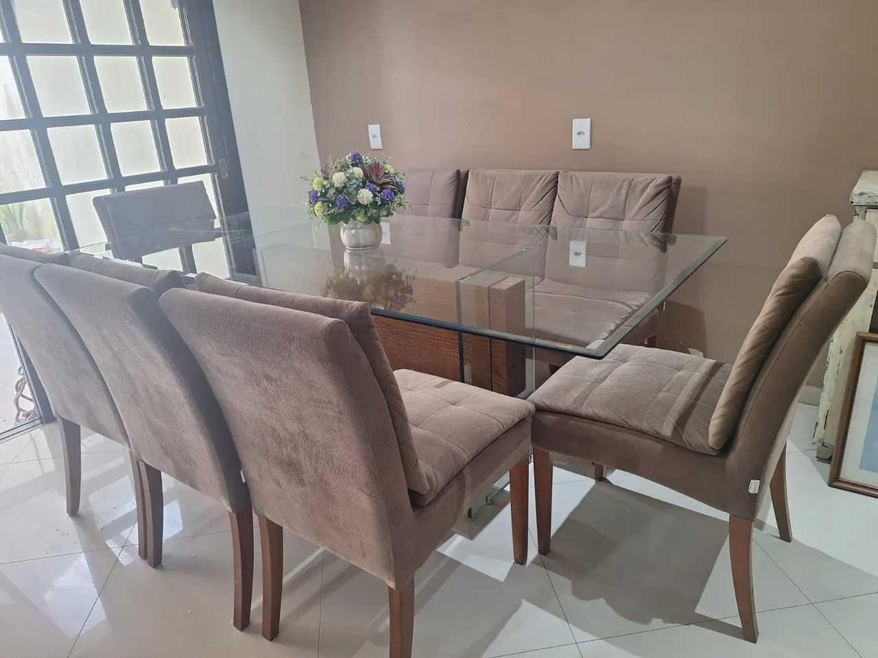 Mesa de jantar de vidro com 8 cadeiras