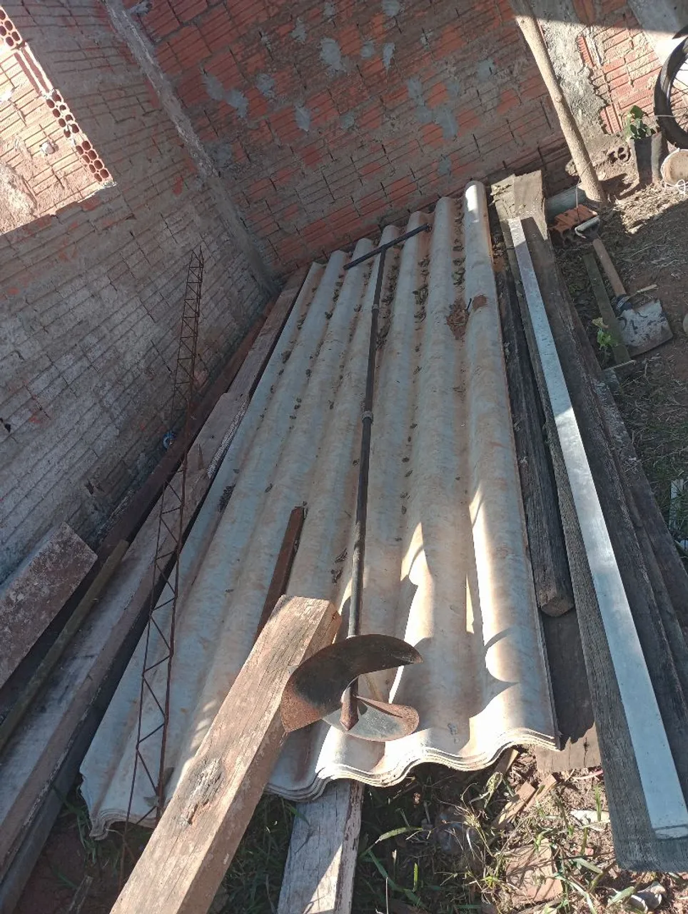 Telhas, madeiras e outros materiais para construção