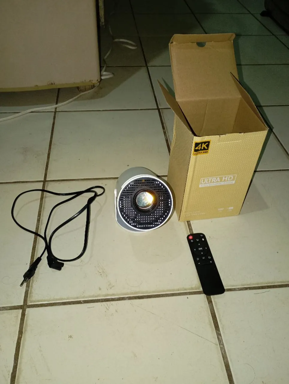 Mini Projetor 4K Ultra HD - Perfeito para Filmes e Apresentações!