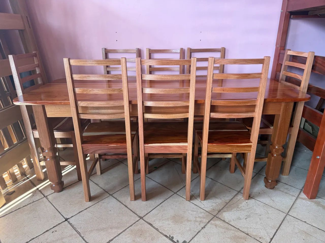 Mesa 8 cadeiras pernas torneadas nova em madeira  - Foto 5