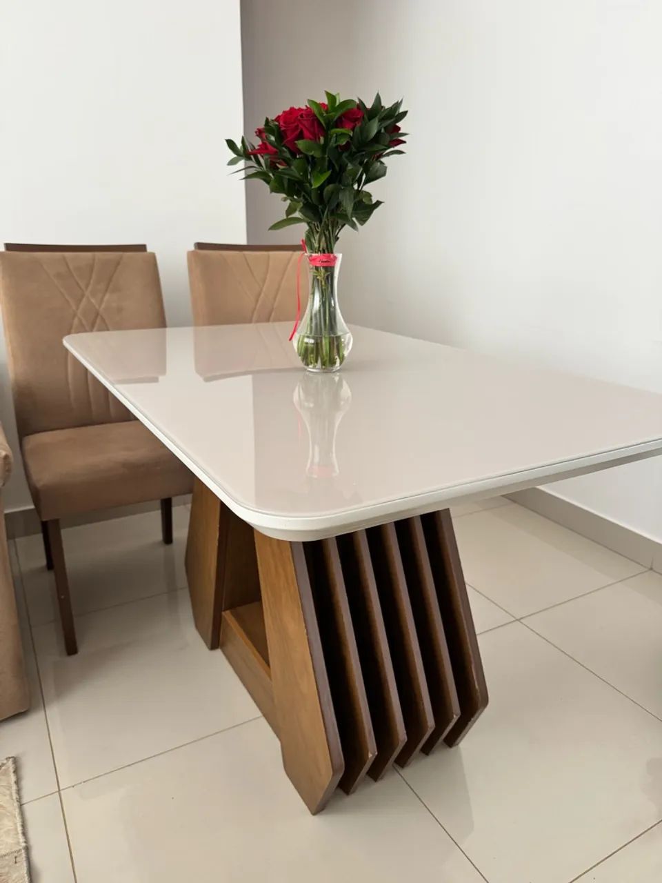 Mesa de Jantar com 4 Cadeiras -Sofisticação e Design Moderno - Foto 2