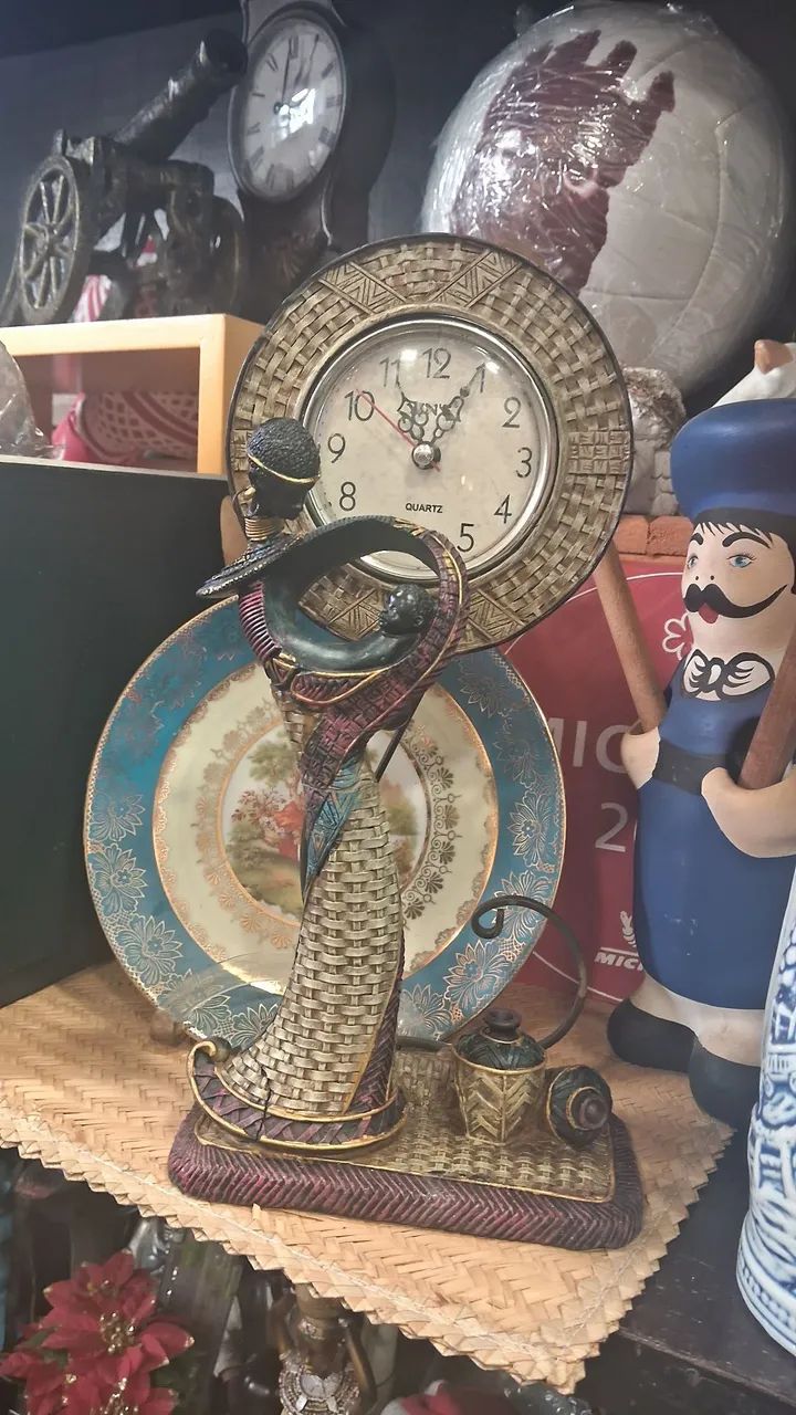 relógio de mesa italiano Santini com formato de mulher africana, 29 cm - Foto 4