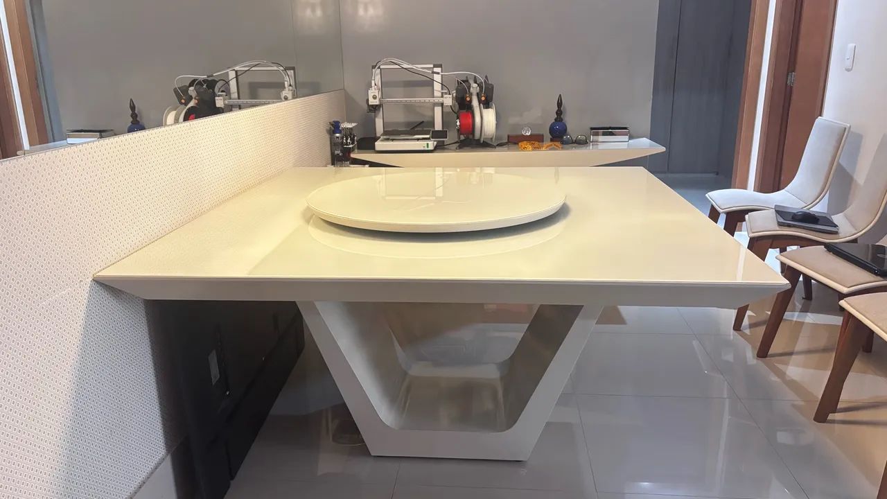 Mesa de jantar com aparador 