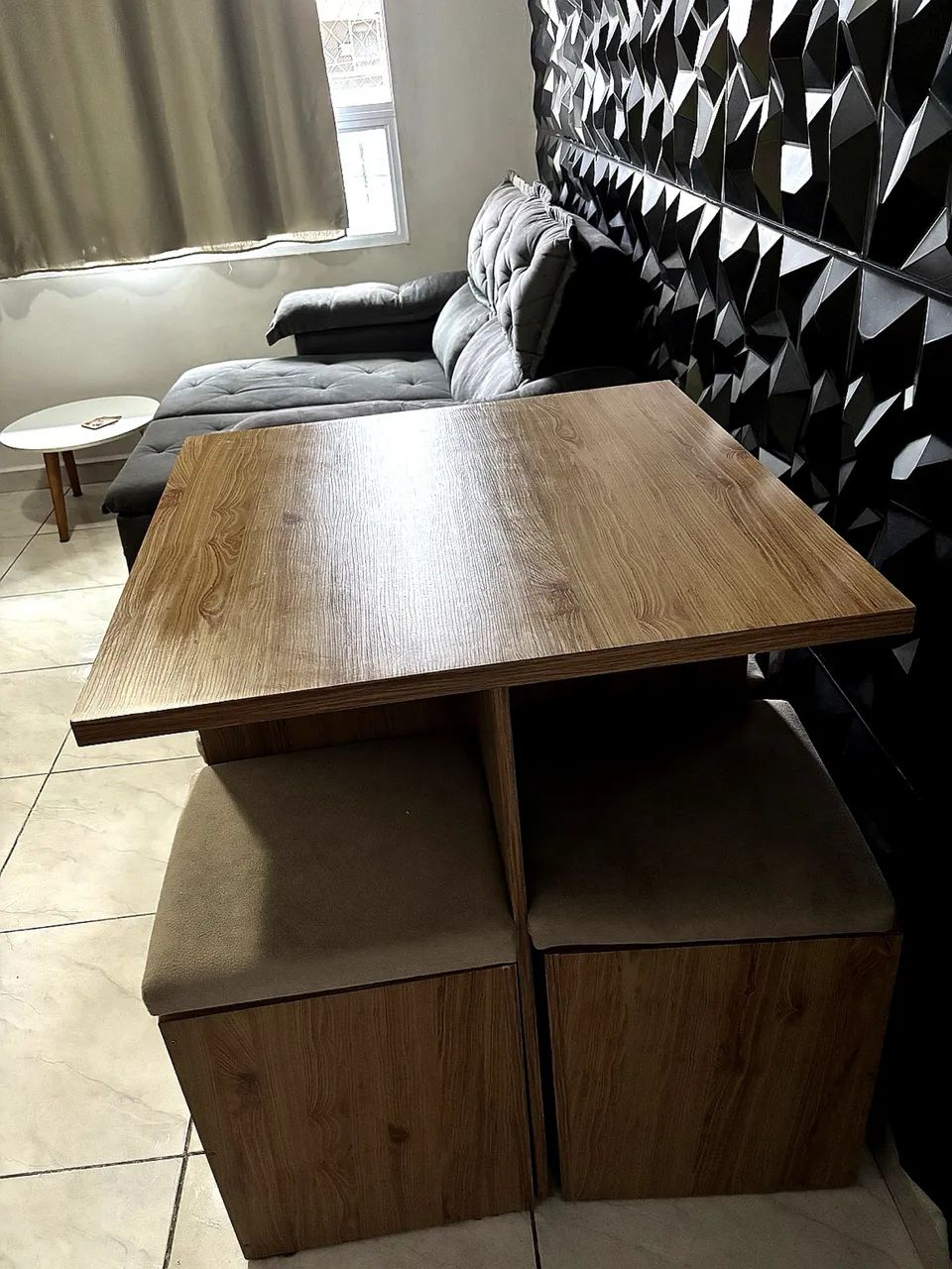 Mesa de Jantar de Madeira + 4 Pufes Baús | Ótimo Estado - Foto 2