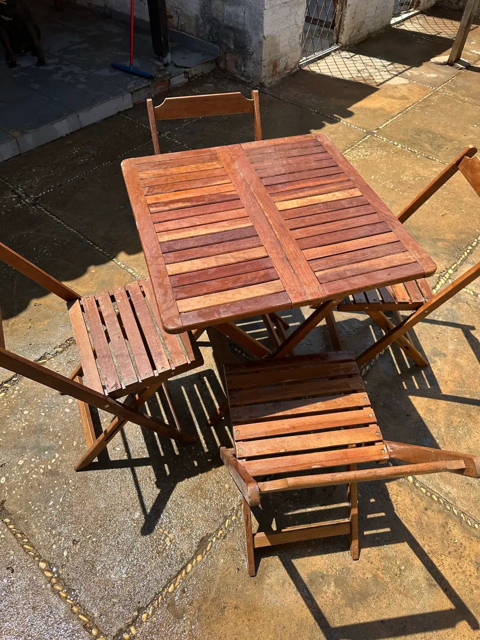 VENDE-SE CONJUNTO DE MESA + 4 CADEIRAS DE MADEIRA  - Foto 3