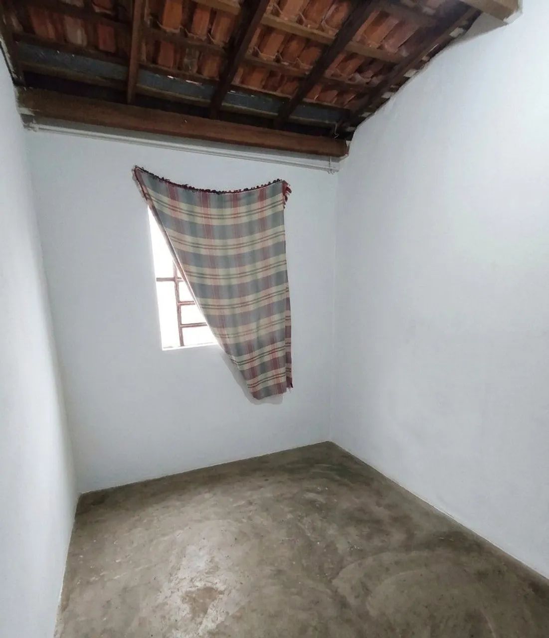 Vende-se casa espaçosa com ótima localização - Foto 4
