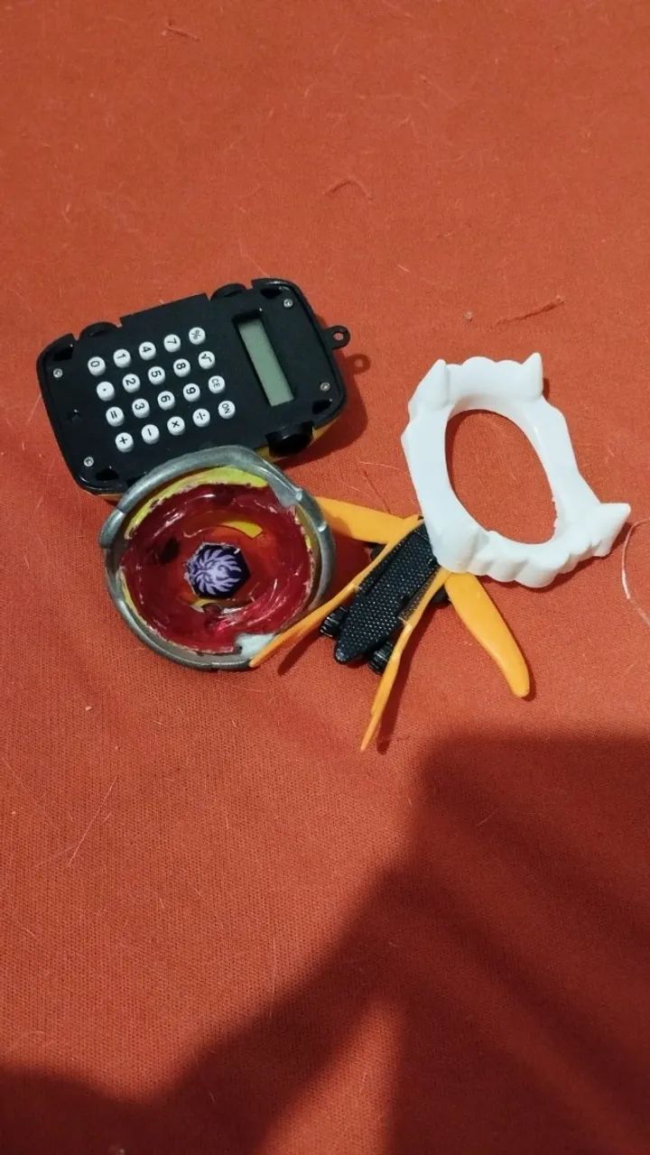 Desapego Beyblade + uns extras - Foto 2