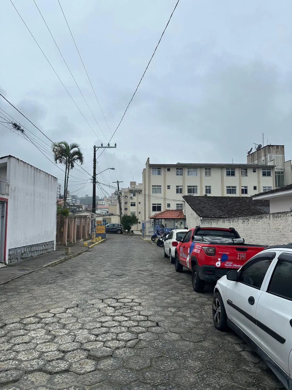 Apto 2 dormitórios, 1 bwc com box, sala, todo em piso, cozinha e área de serviço conjugada