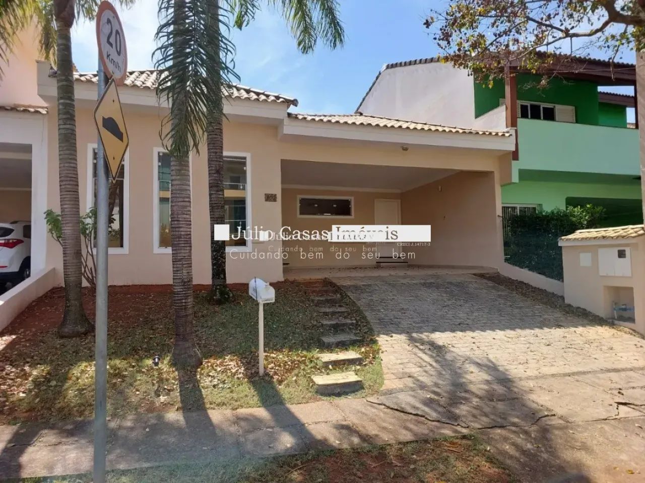 Casa em Condomínio com 03 quartos, sendo 01 suíte