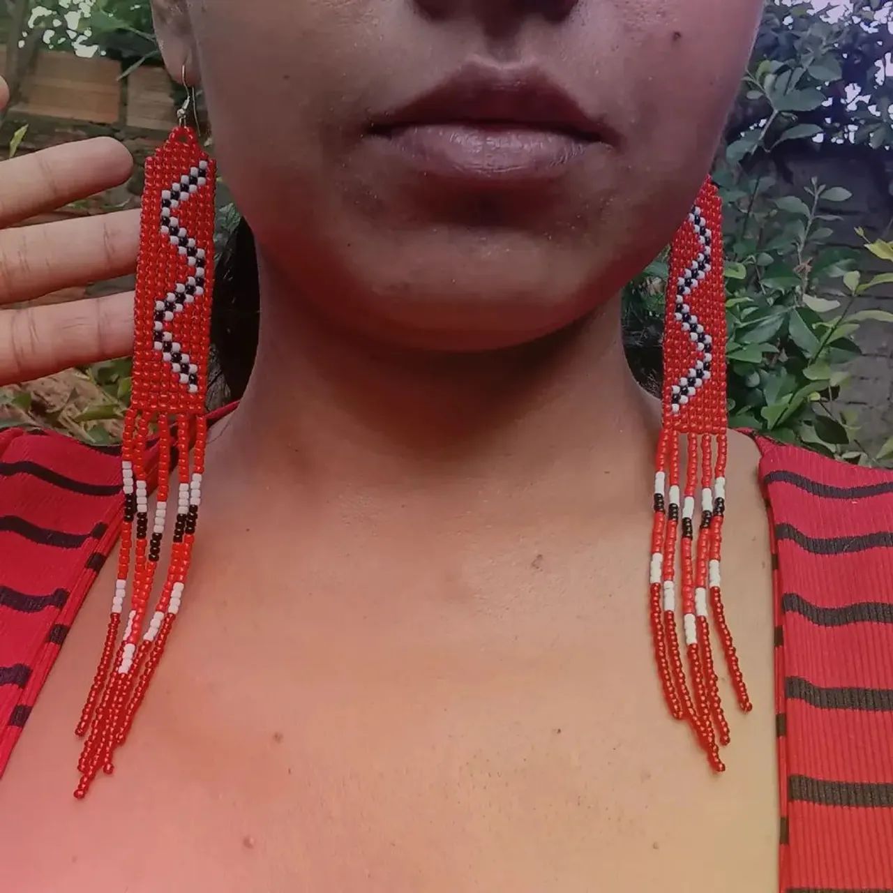 Brincos vermelhos de miçangas  - Foto 2