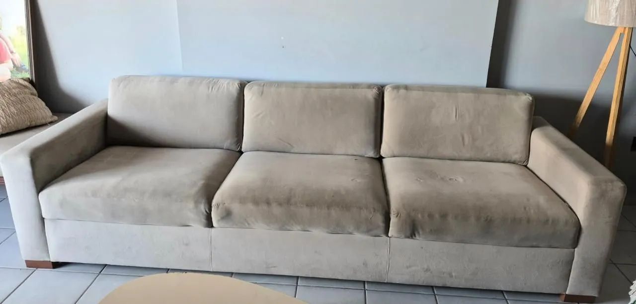 Sofa de 2,70m de comprimento em  Suede. Frete por conta do cliente  - Foto 2