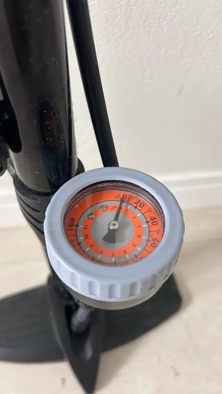 Bomba de ar para encher pneus e bolas  - Foto 4