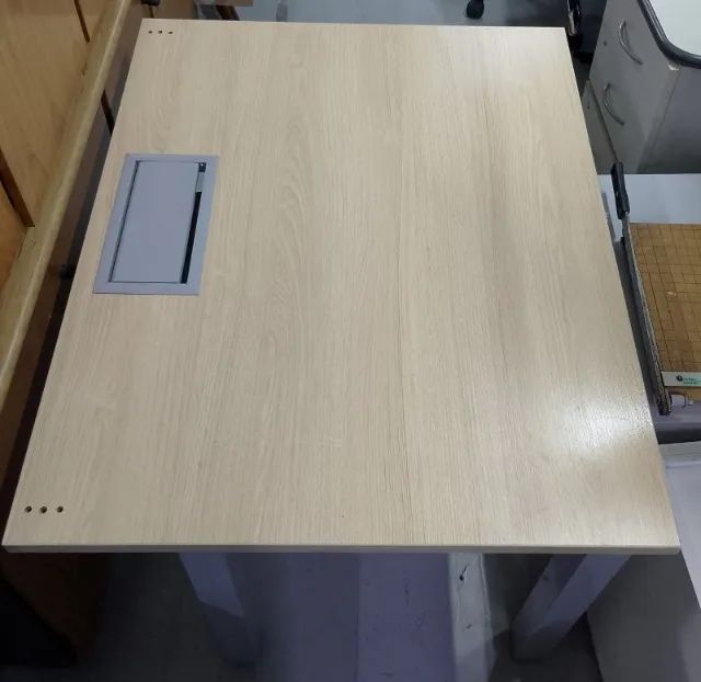 Mesa de Escritório com Caixa de Tomadas Integrada - 1,00m x 0,80m - Foto 4