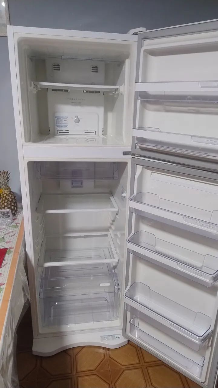 Geladeira usada bem conservada porém está sem gás  - Foto 4