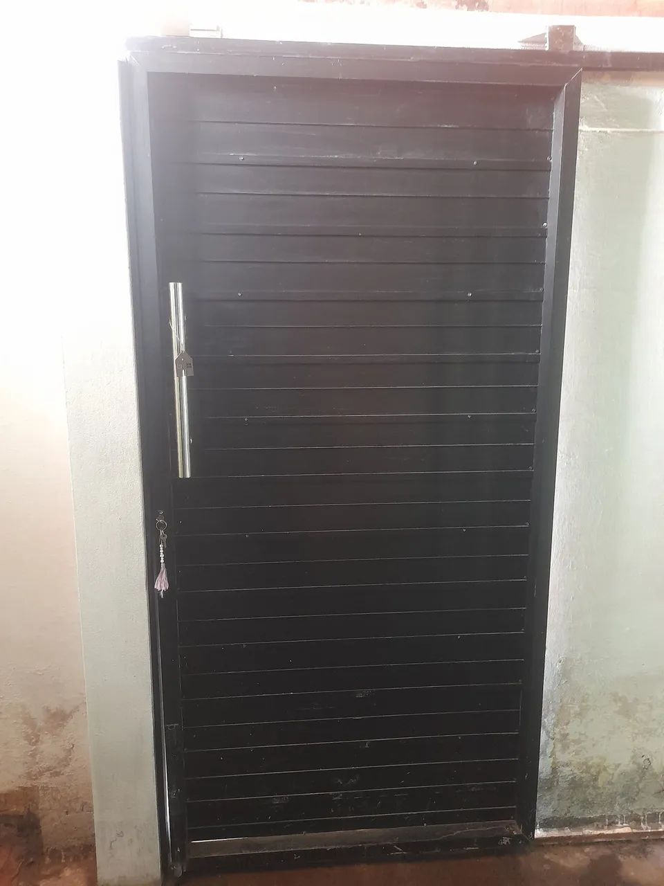 Portão preto com design e maçaneta moderna  - Foto 2