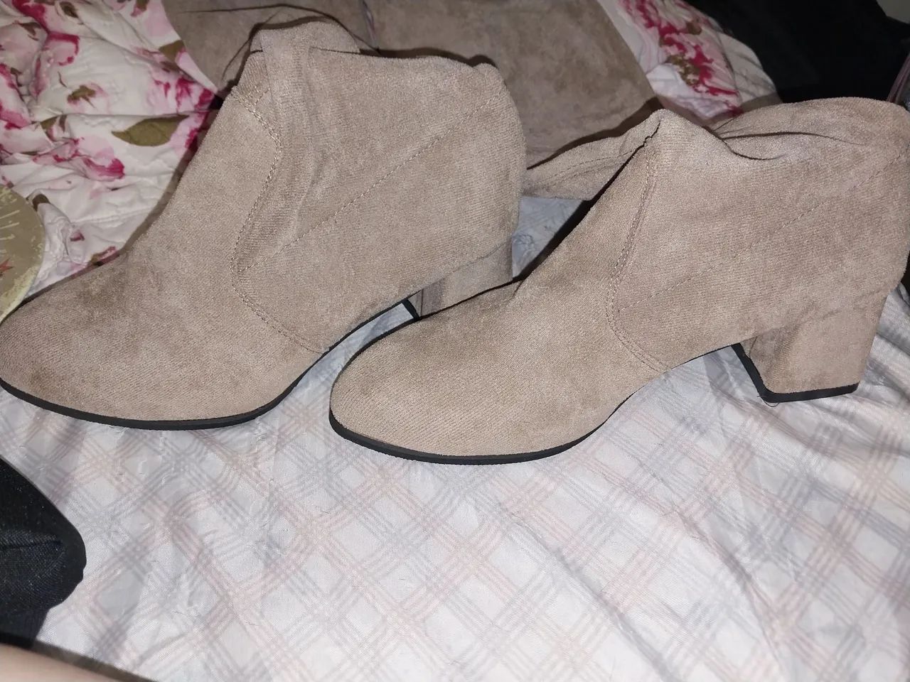 Botas de camurça ou suede com salto bloco e bico fino - Foto 3