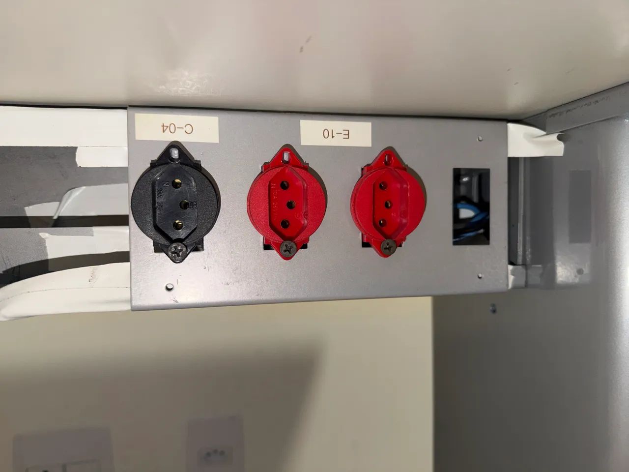 Mesa de Escritório Profissional com Tomadas - Foto 4