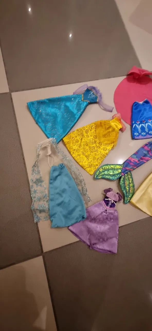 Lote de roupas de Princesas da Disney. - Foto 3
