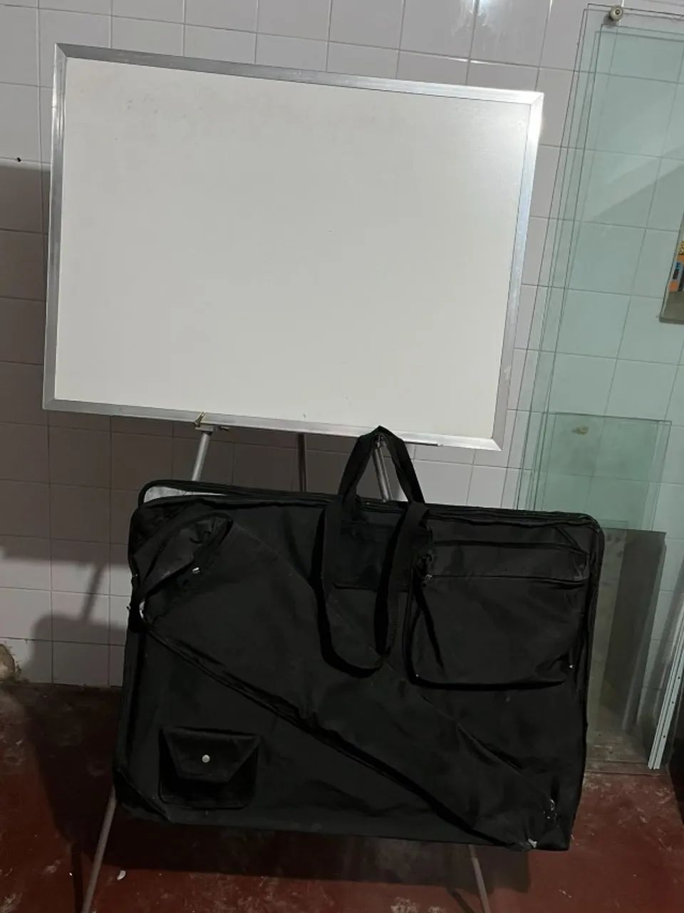 Quadro Branco com capa e cavalete.
