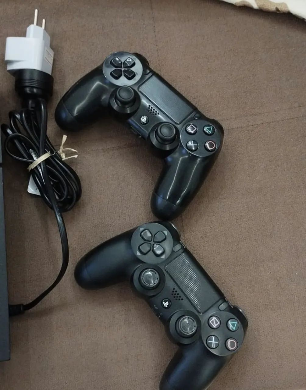 Vendo Ps4 slim com 2 controles - Foto 2