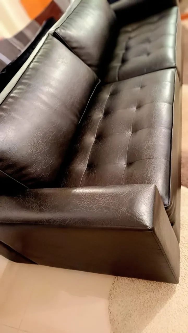 Sofá 3 lugares, couro negro e semi novo
