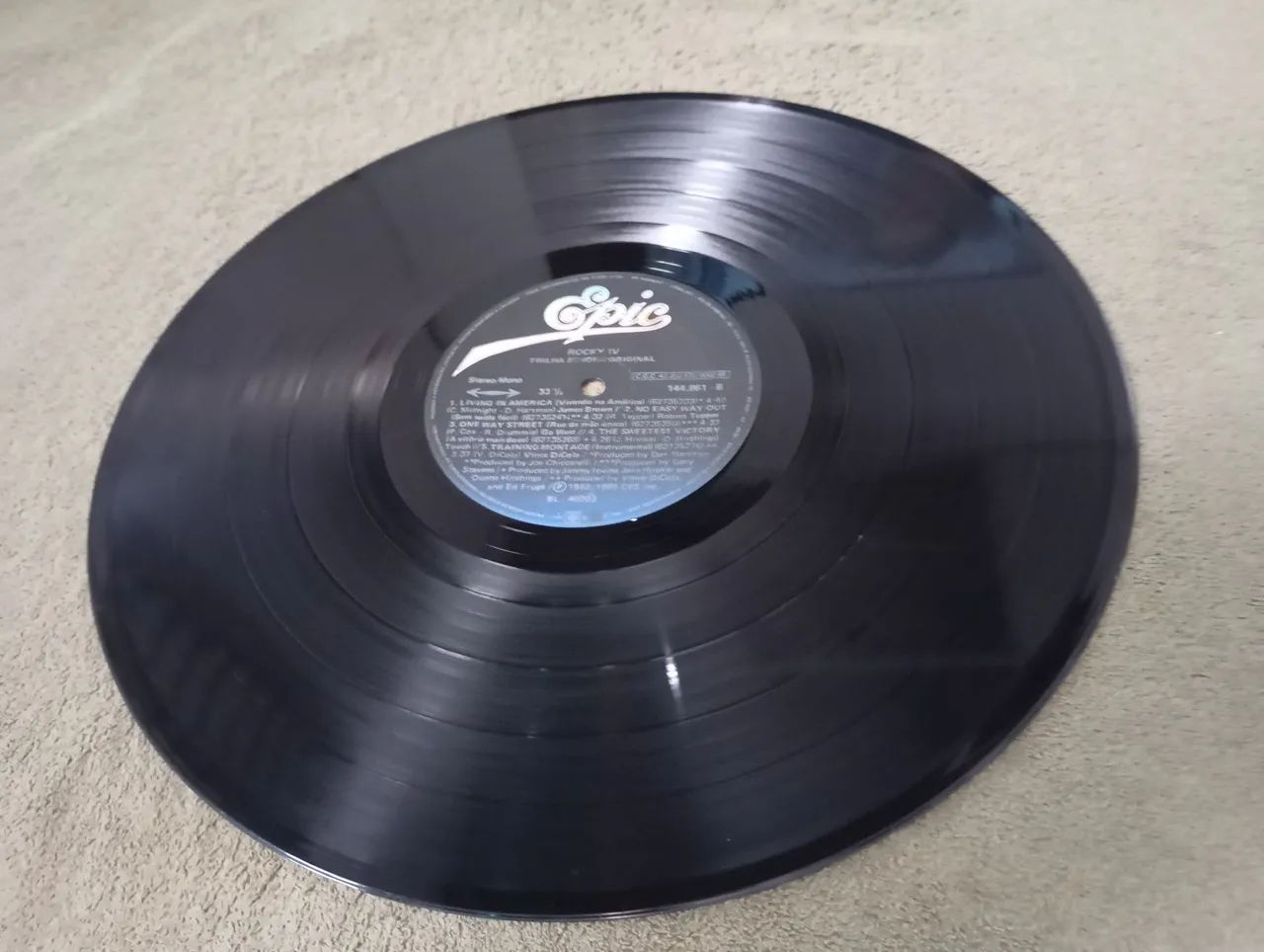Lp Disco Vinil ROCKY IV ótimo estado  - Foto 4