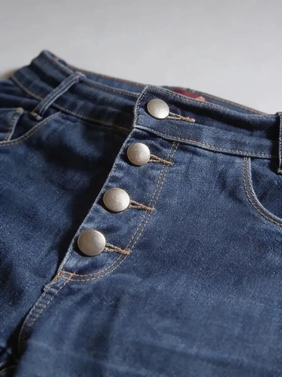 calça jeans feminina com botões - Foto 4