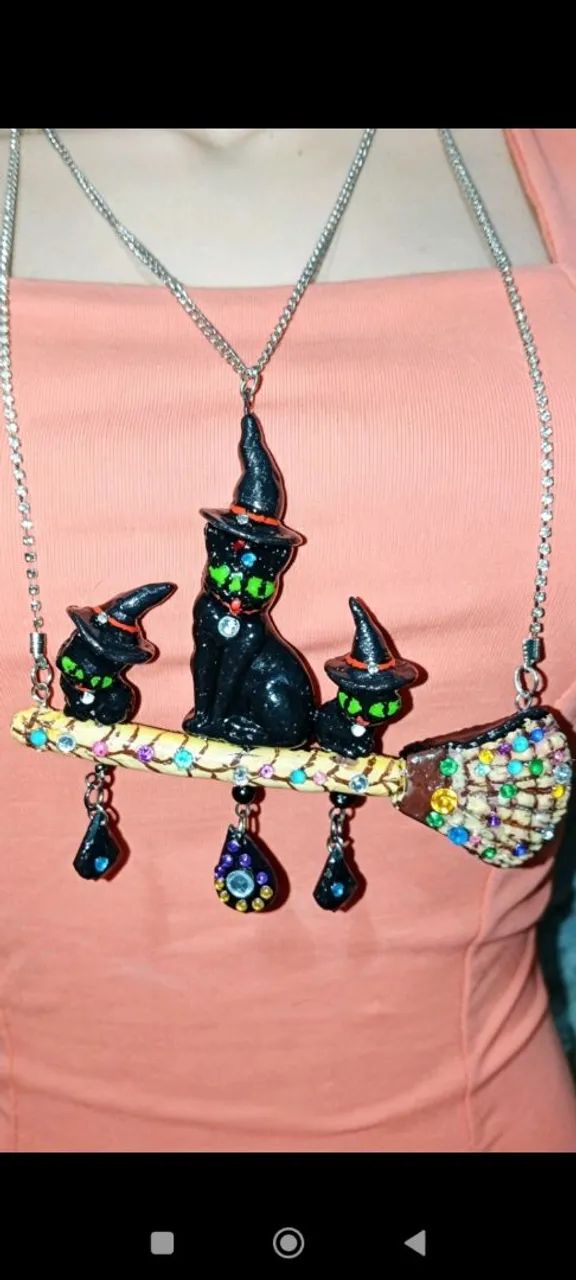 Colar Halloween com pingente Salém 2 gatos com vassoura a  peça 