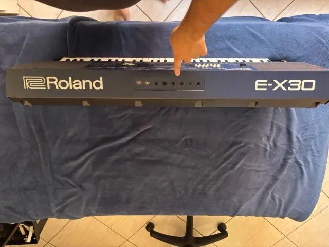 Teclado Roland E-x30 + Capa Acolchoada + Pedal Sustain - Foto 5