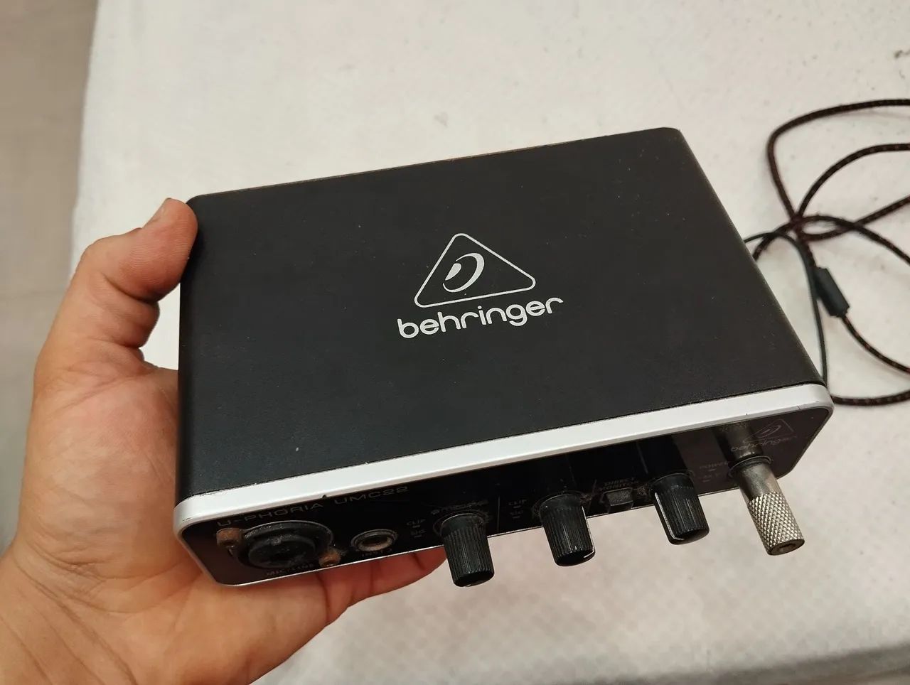 Interface de áudio Behringer UMC22418477692085882880