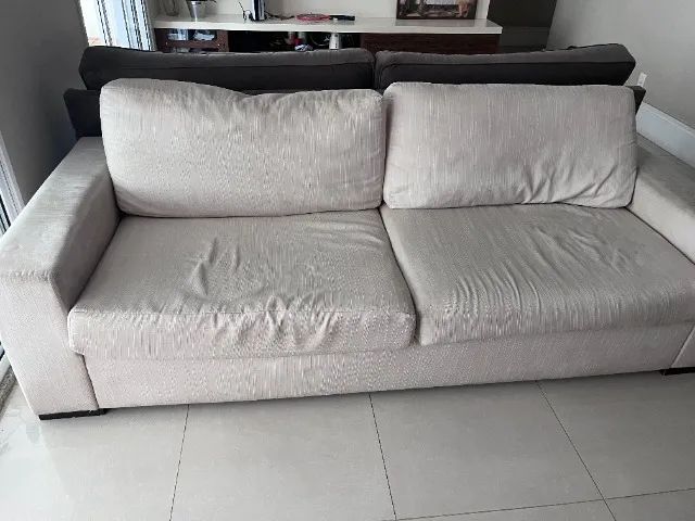SOFÁ USADO - ESTRUTURA BOA - PRECISA TROCAR OU LIMPAR TECIDO