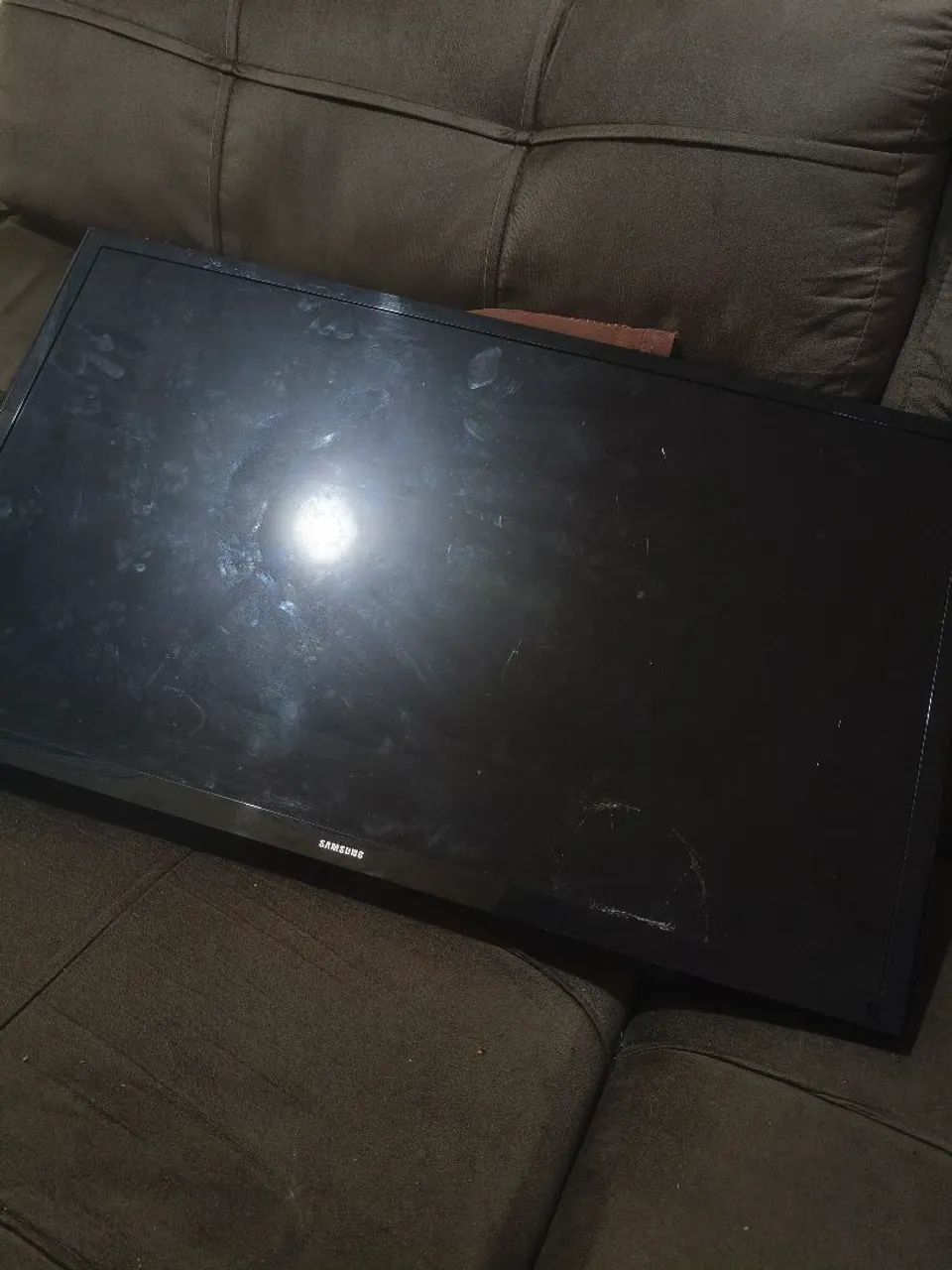 Televisão smart tv 38 polegadas, com a tela quebrada 
