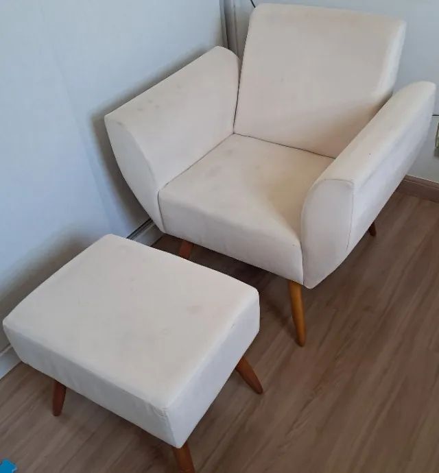 Kit Poltrona de amamentação fixa e Puff em Veludo Creme Quarto Bebê