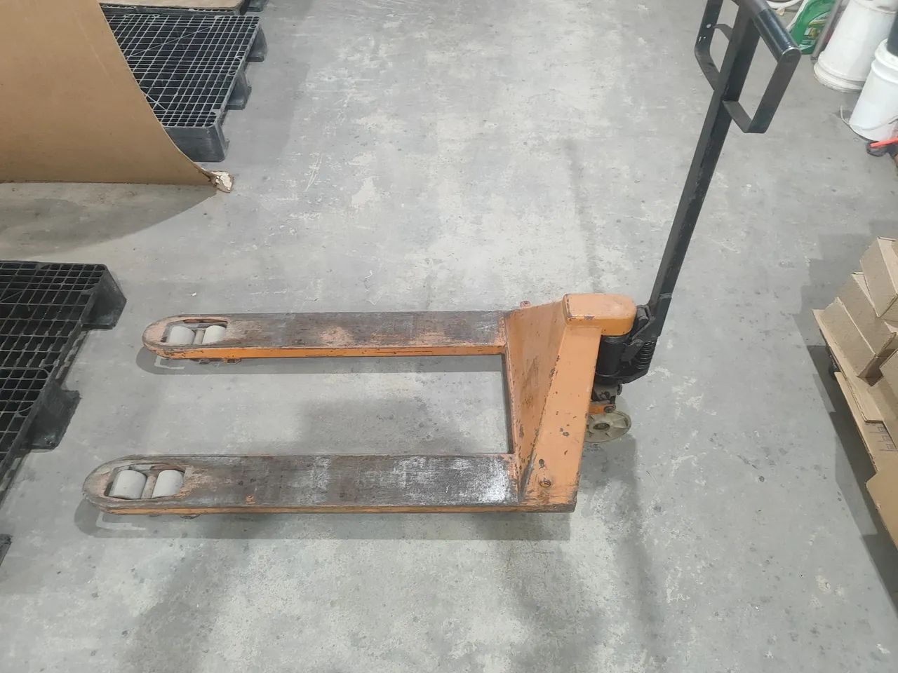 Vendo paleteira para 2500 kg 