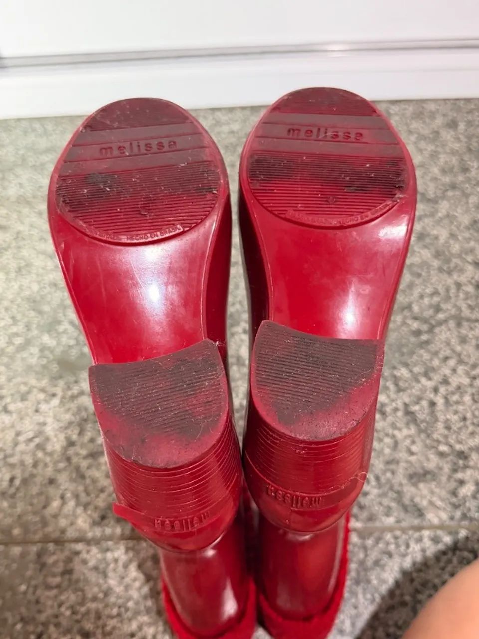 Bota Melissa cano longo e salto vermelha  - Foto 4