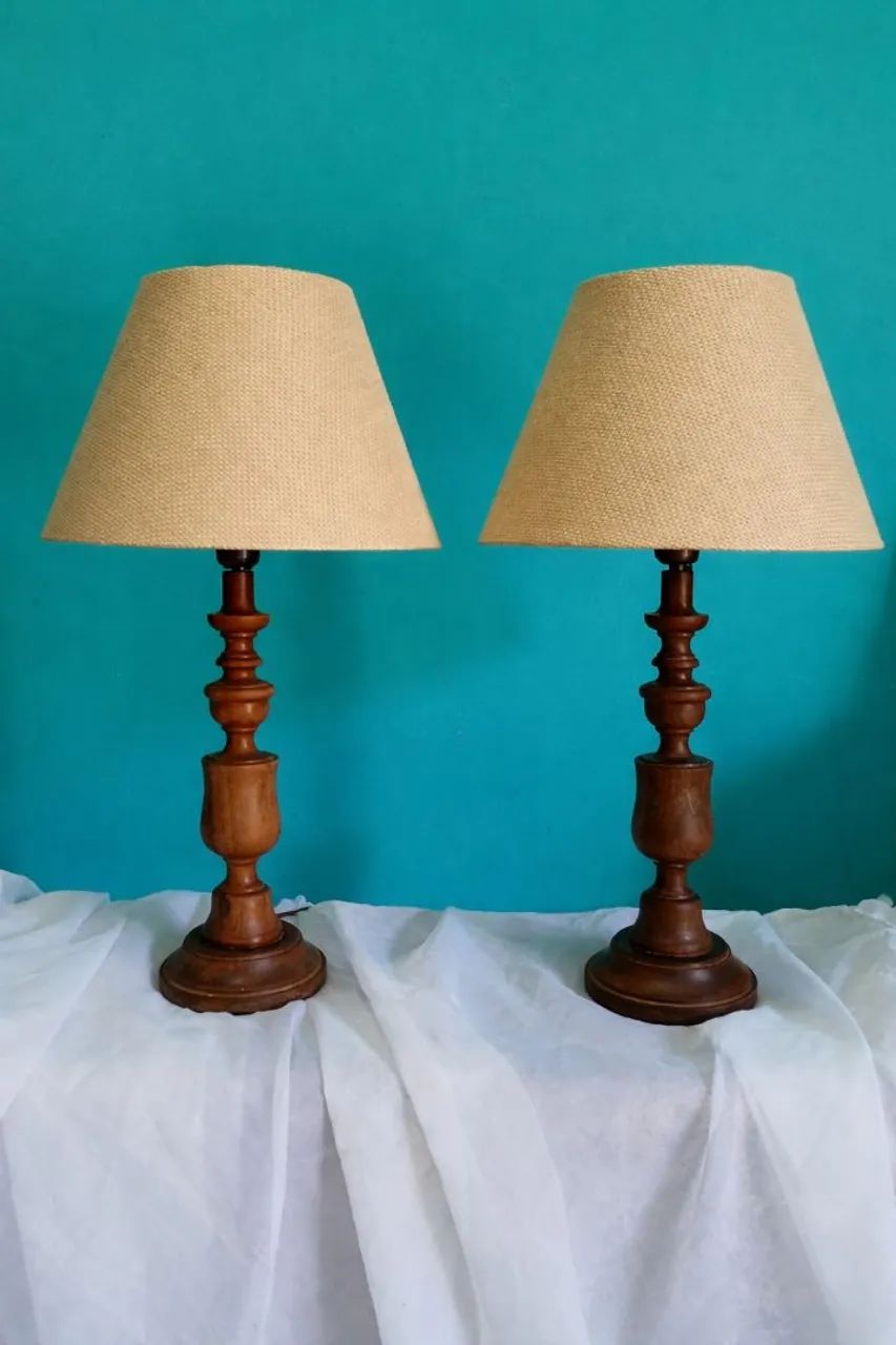 Antigo par de luminárias de mesa / abajur em madeira nobre torneada 