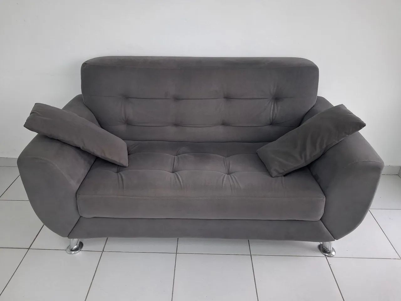 Sofá tecido suede moderno 2 lugares pés galvanizados - Foto 2