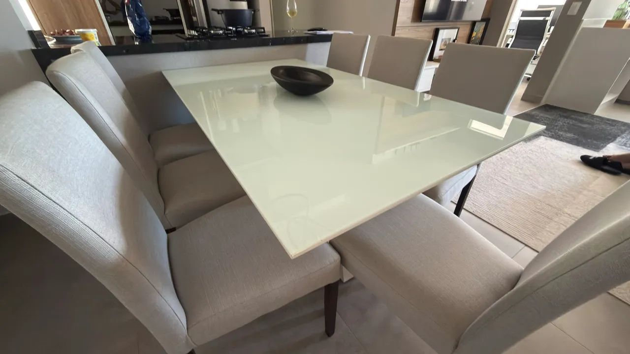 Mesa de madeira com tampão de vidro e 8 cadeiras 