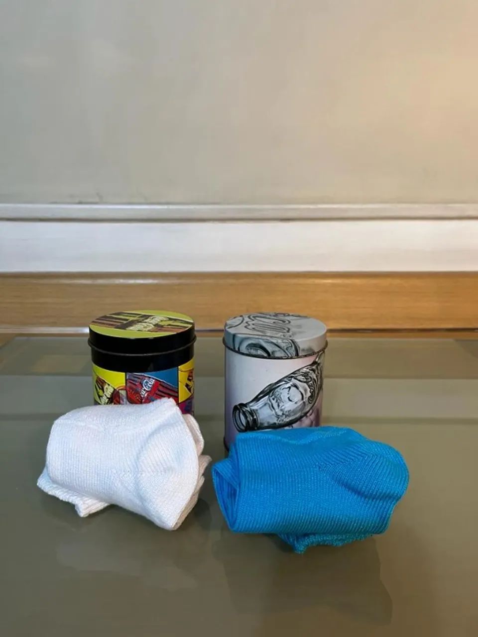 3 Latas Coca Cola com pares de meias - Foto 5