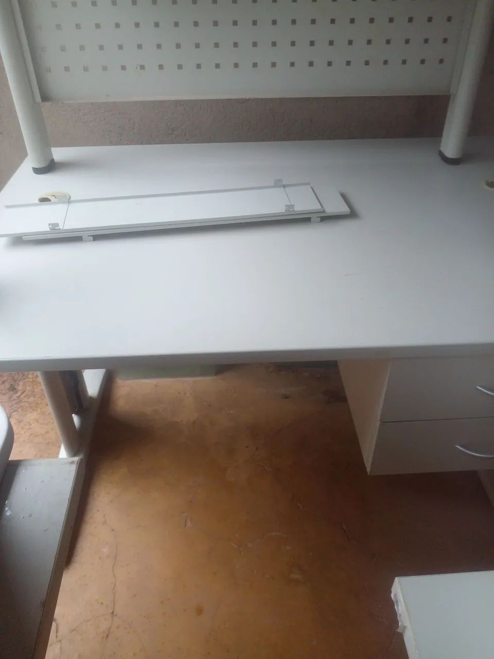 Mesa para escrit ório base em aço com duas gavetas (não entrego) - Foto 4