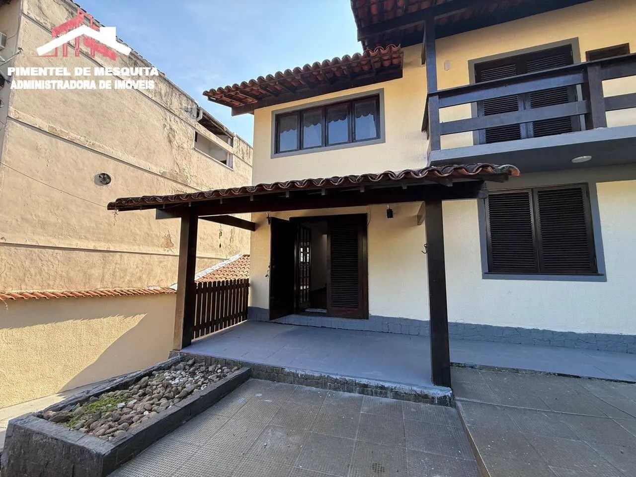 EXCELENTE CASA DUPLEX COM 271 MTS2 EM CANTAGALO - Foto 2