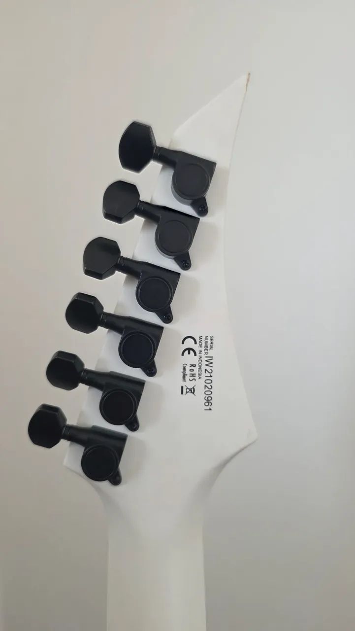 Guitarra Solar V2.6W White Matte - Impecável, Regulada e com Bag - Foto 3