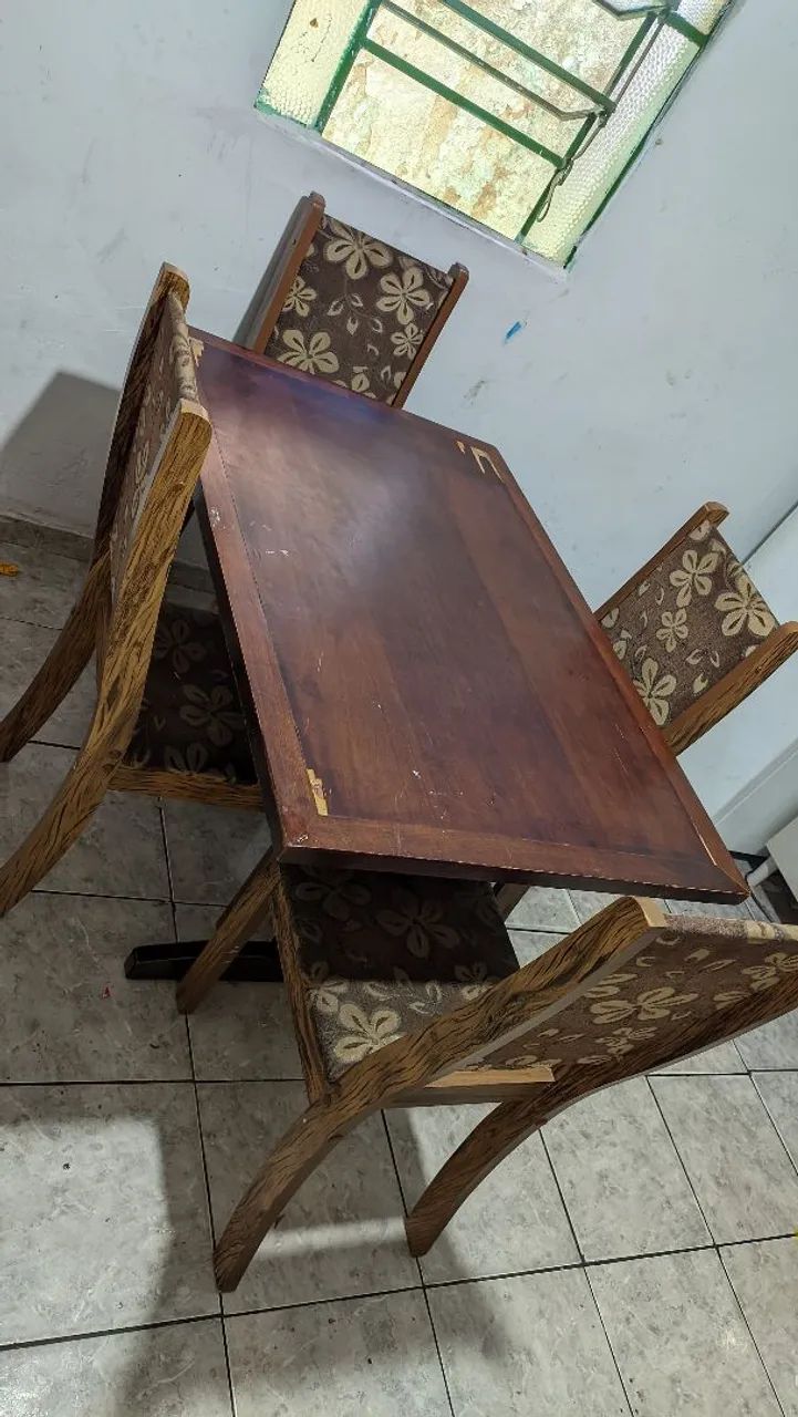 Mesa com 4 cadeiras 