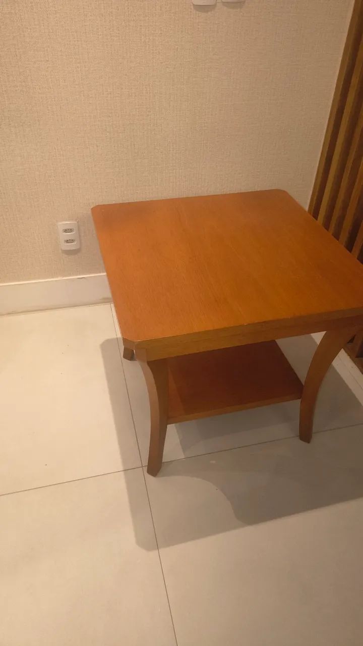 Mesinha de canto de madeira