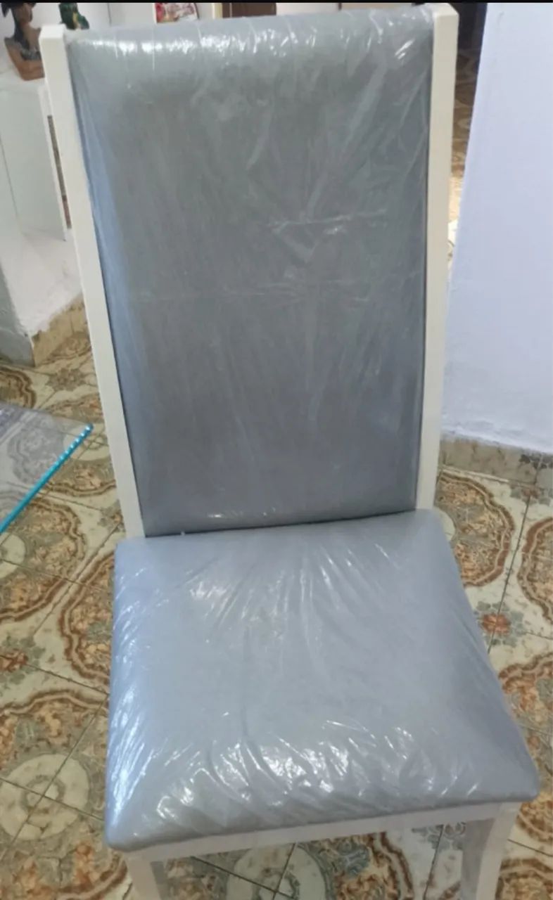 Mesa com seis cadeiras 