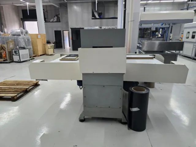 PRENSA HIDRÁULICA AUTOMÁTICA DE CORTE - 80 TONELADAS - DUPLA MESA