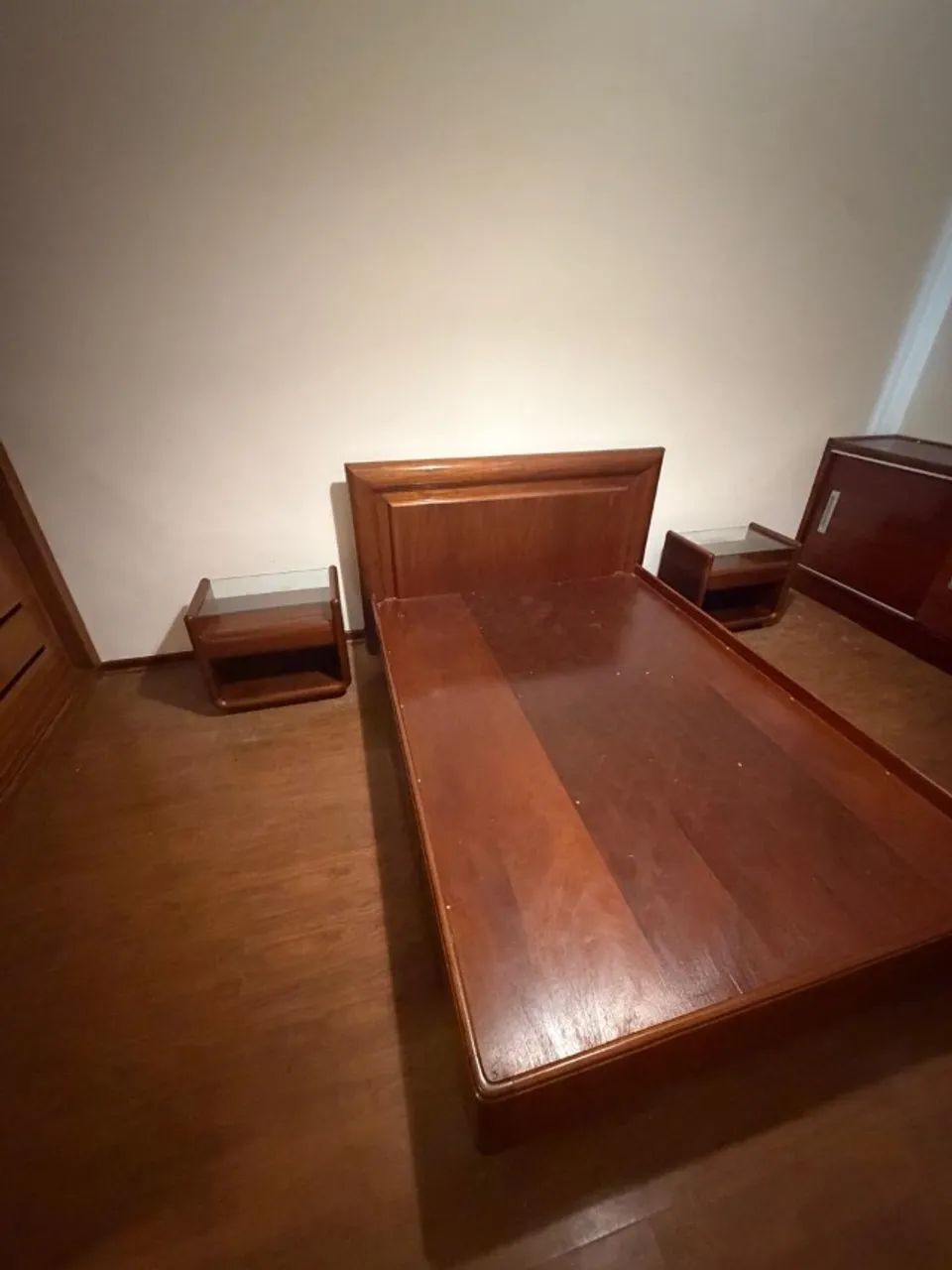 Cama, mesinhas e guarda roupa
