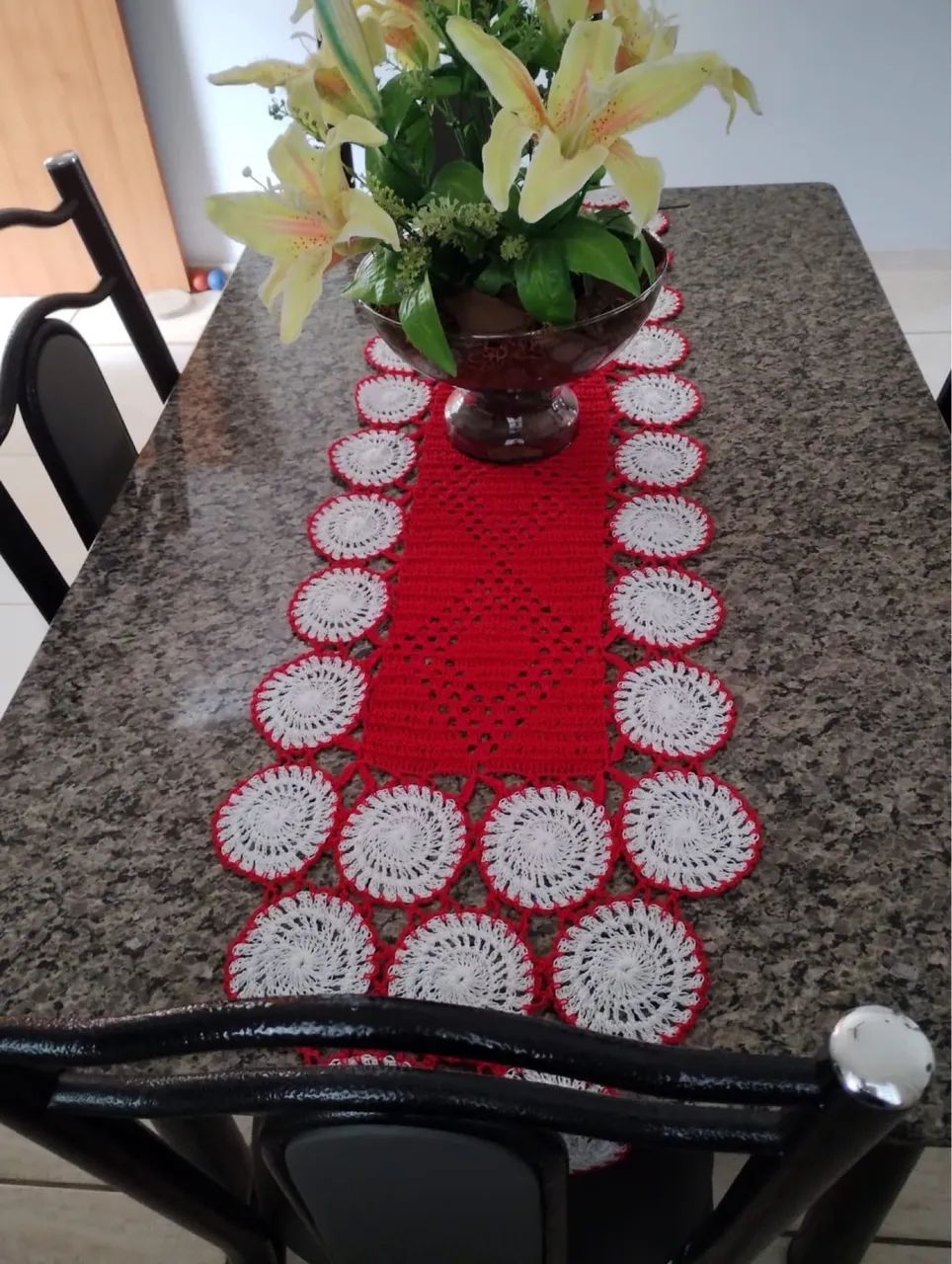 Mesa de mármore com 4 cadeiras