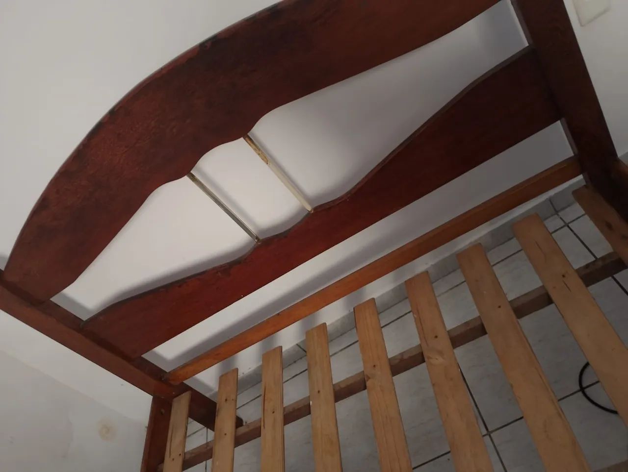 Cama de madeira 