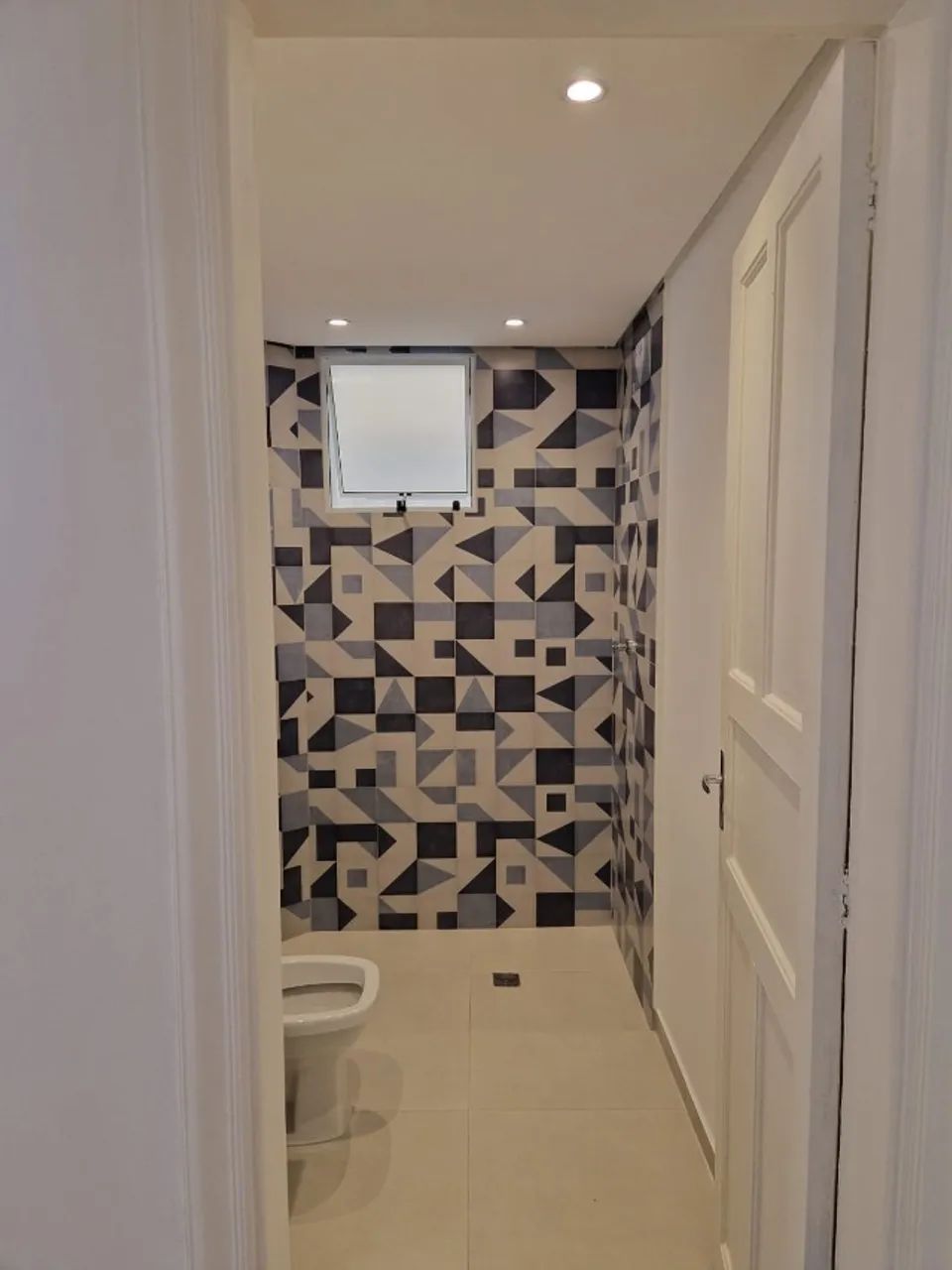 Apartamento 90m² com cara de casa. Totalmente renovado. É entrar e morar. - Foto 2